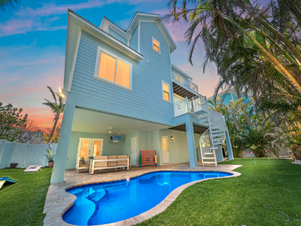 Luxurious Beach Getaway on Anna Maria Island Steps to Beach